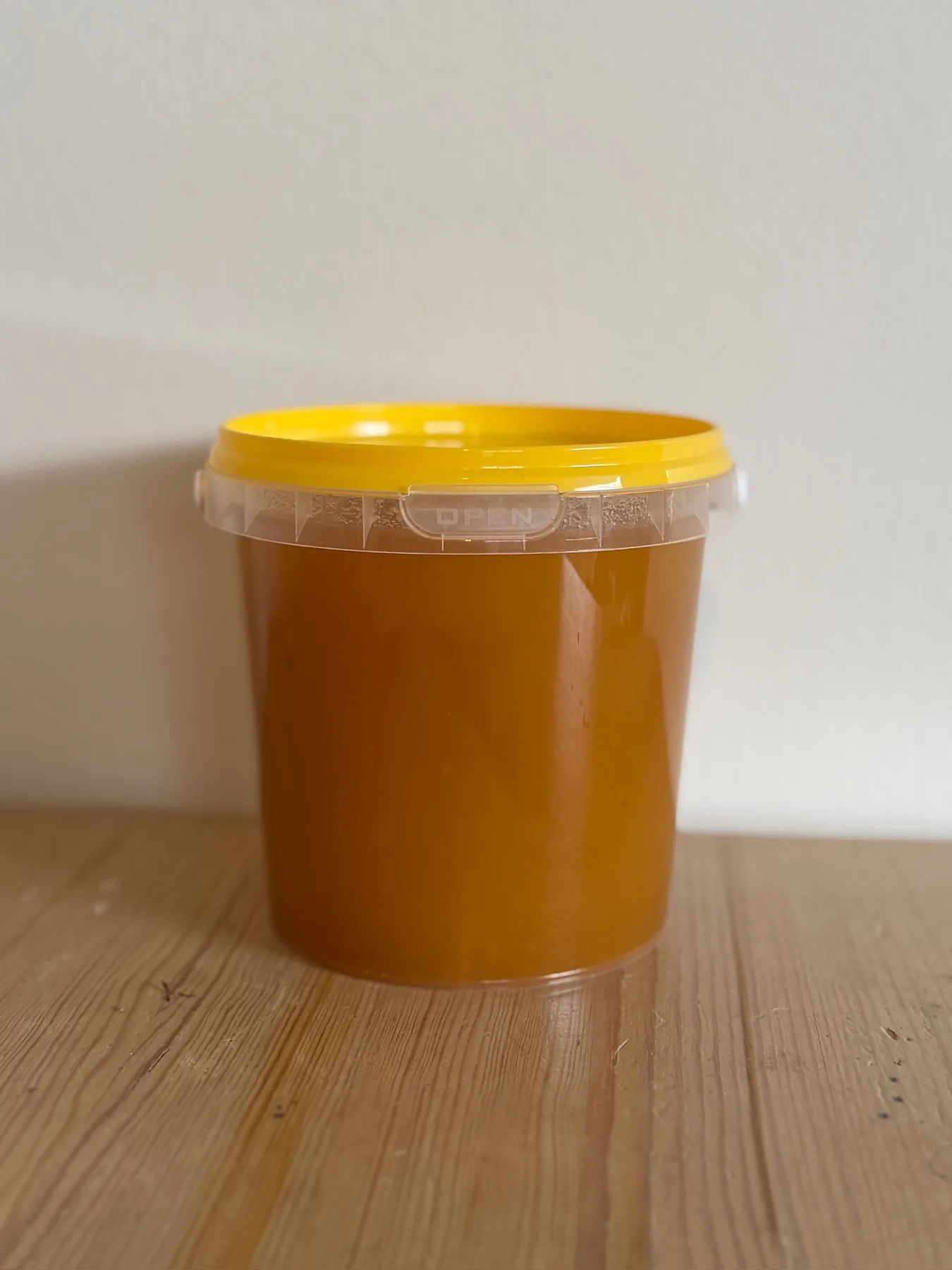 Meeämber kollase kaanega puitlaual.